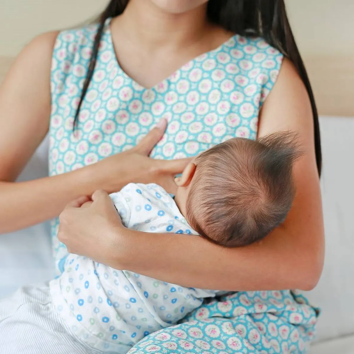 صورة لأم ترضع طفلها