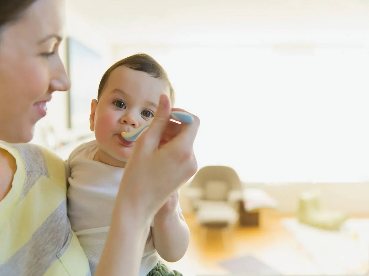 صورة لأم تقدم الطعام لطفلها