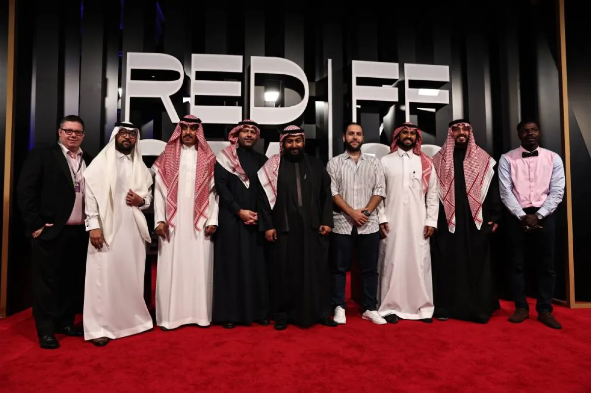 تظهر الصورة فنانين على السجادة الحمراء