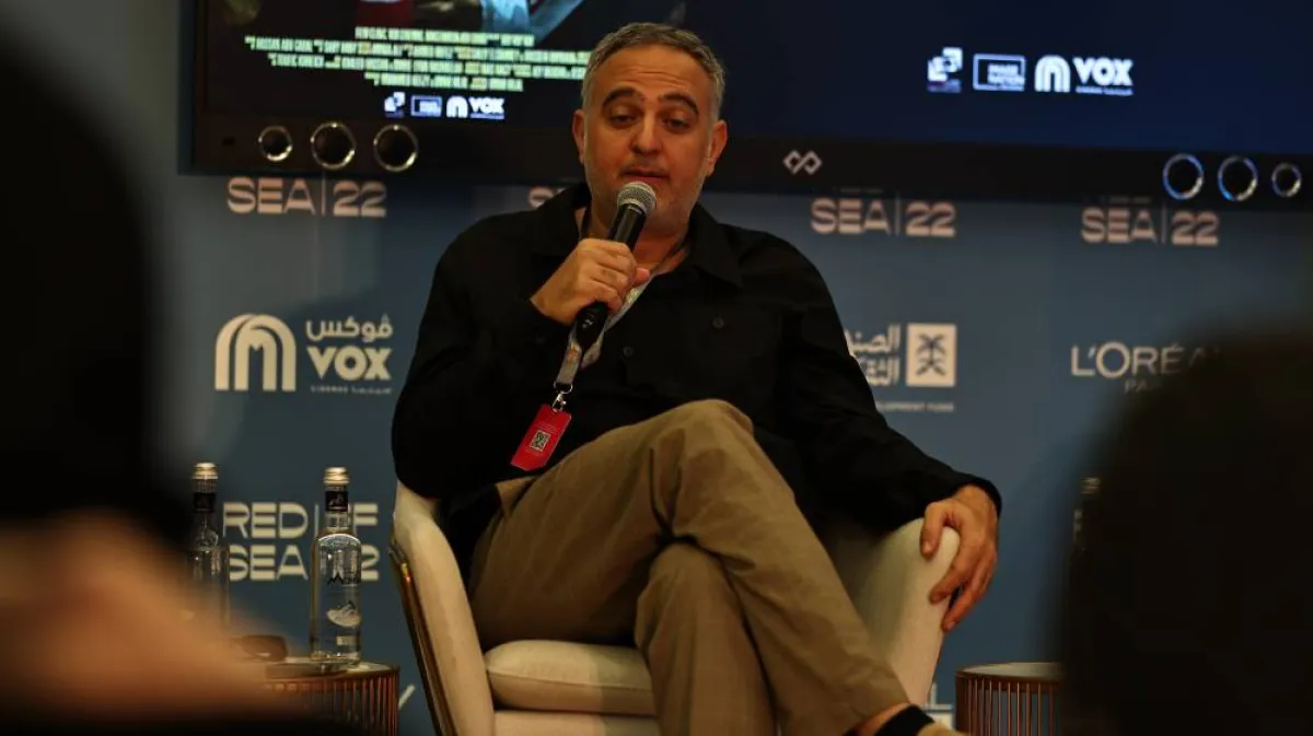 تظهر الصورة شخصية محمد حفظي