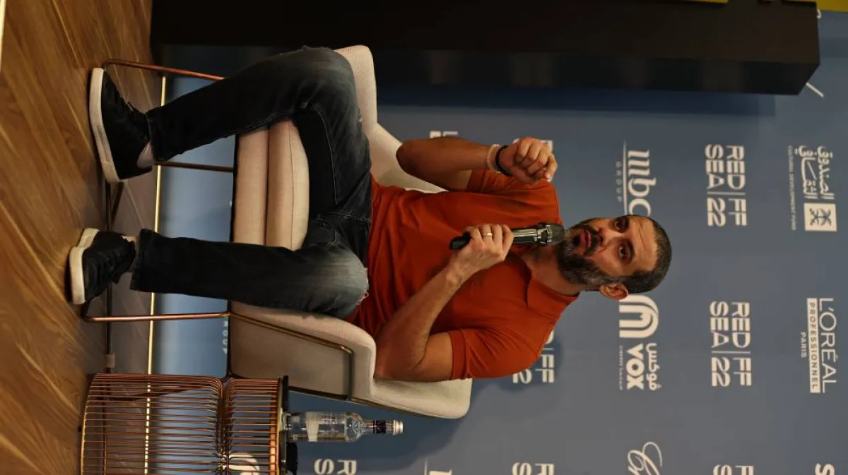 تظهر الصورة شخصية محمد فراج