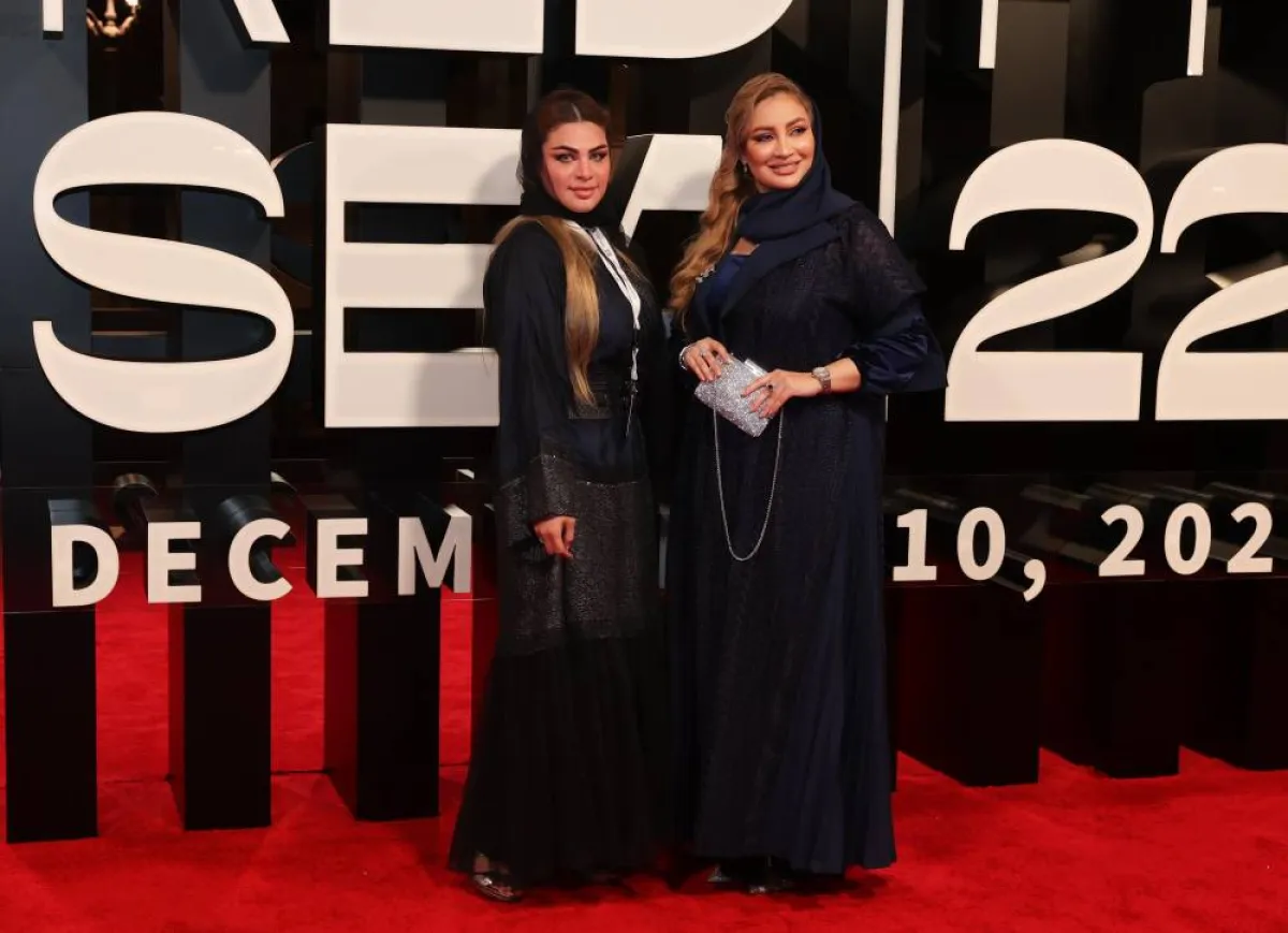 تظهر الصورة شخصية هبة وإلهام