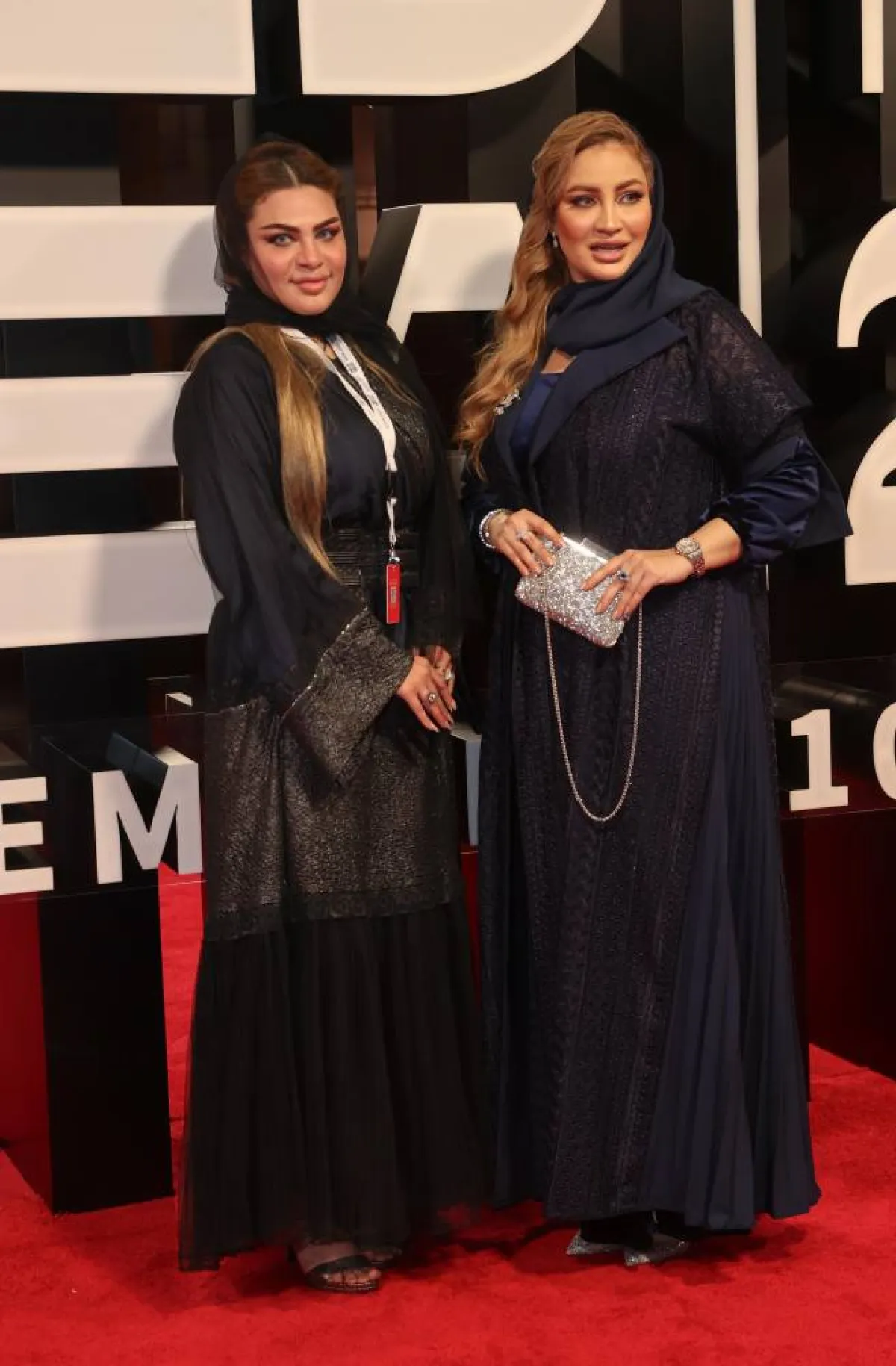 تظهر الصورة شخصية هبة وإلهام