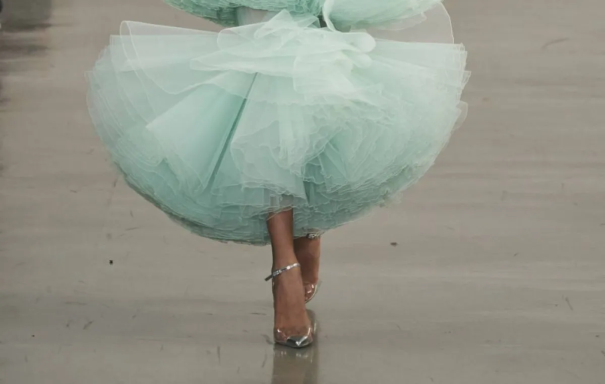 موديلات أحذية براقة ولامعة