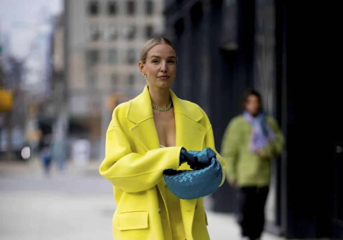 موديلات معاطف باللون الأصفر