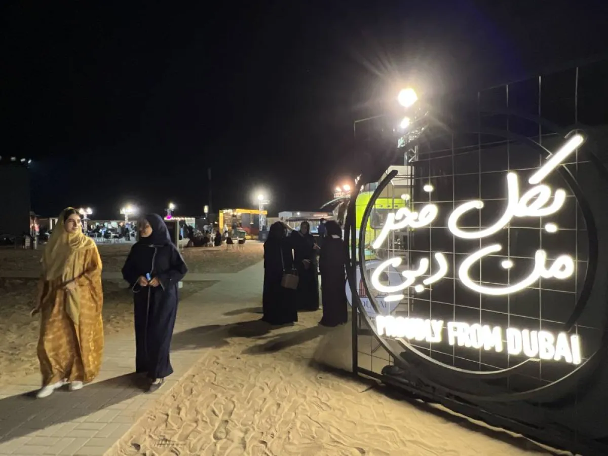 أعضاء مبادرة "بكل فخر من دبي" تشارك في فعاليات مهرجان "المرموم.. فيلم في الصحراء". الصورة من مكتب دبي الإعلامي