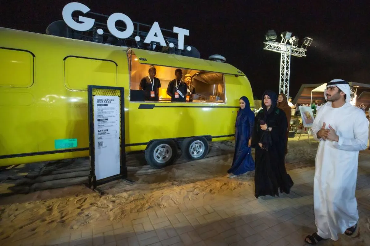 قامت الشيخة لطيفة بجولة في أرجاء المهرجان. الصورة من مكتب دبي الإعلامي