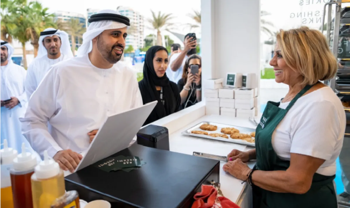 الشيخ ذياب يطلع على فعاليات المهرجان. الصورة من مكتب أبوظبي الإعلامي