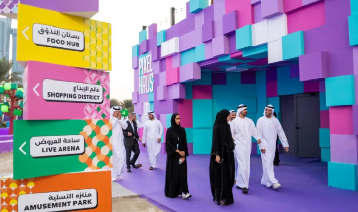 الشيخ ذياب يتجول في أرجاء المهرجان. الصورة من مكتب أبوظبي الإعلامي