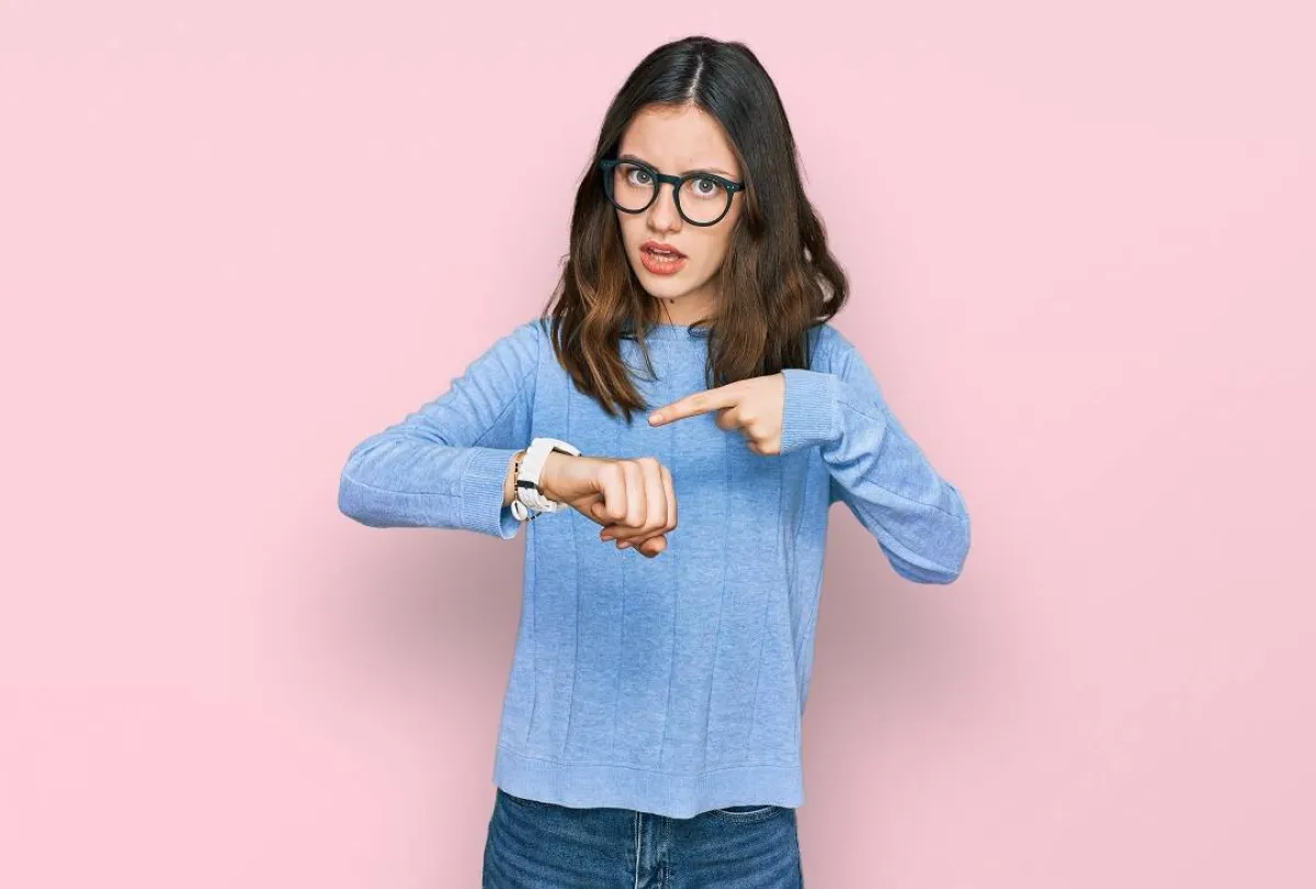 صورة لمراهقة ترفض قوانين المنزل