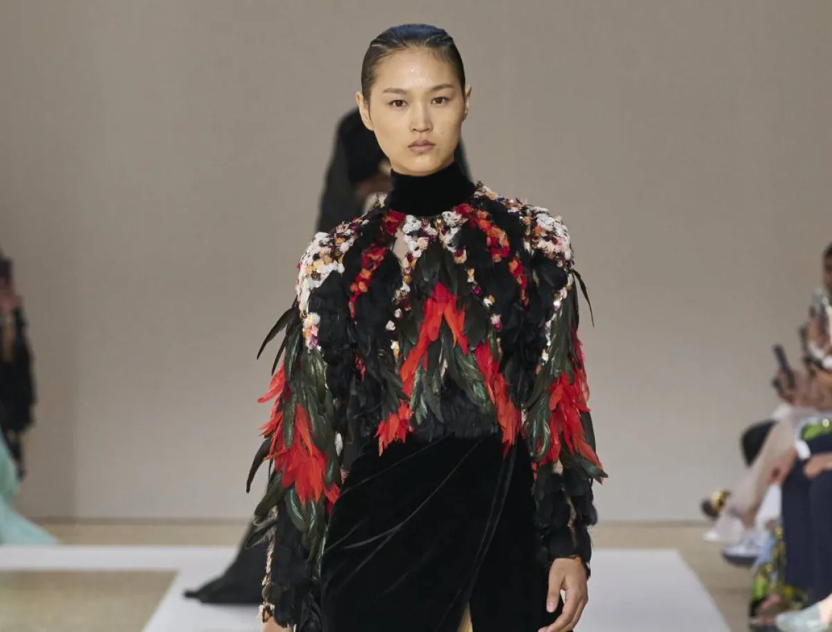 فساتين باللونين الأحمر والأسود