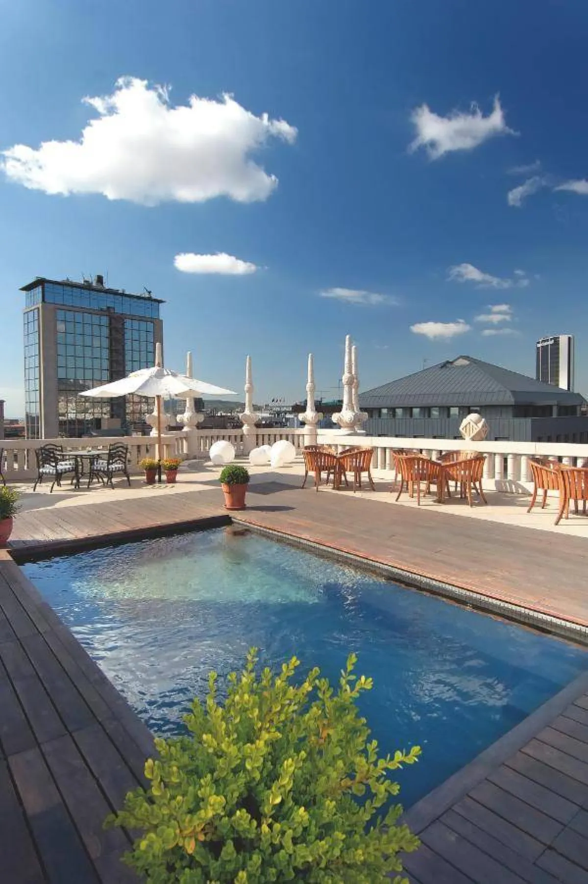 المسبح الخارجي في فندق كازا فوستر جي ال مونيمانتو