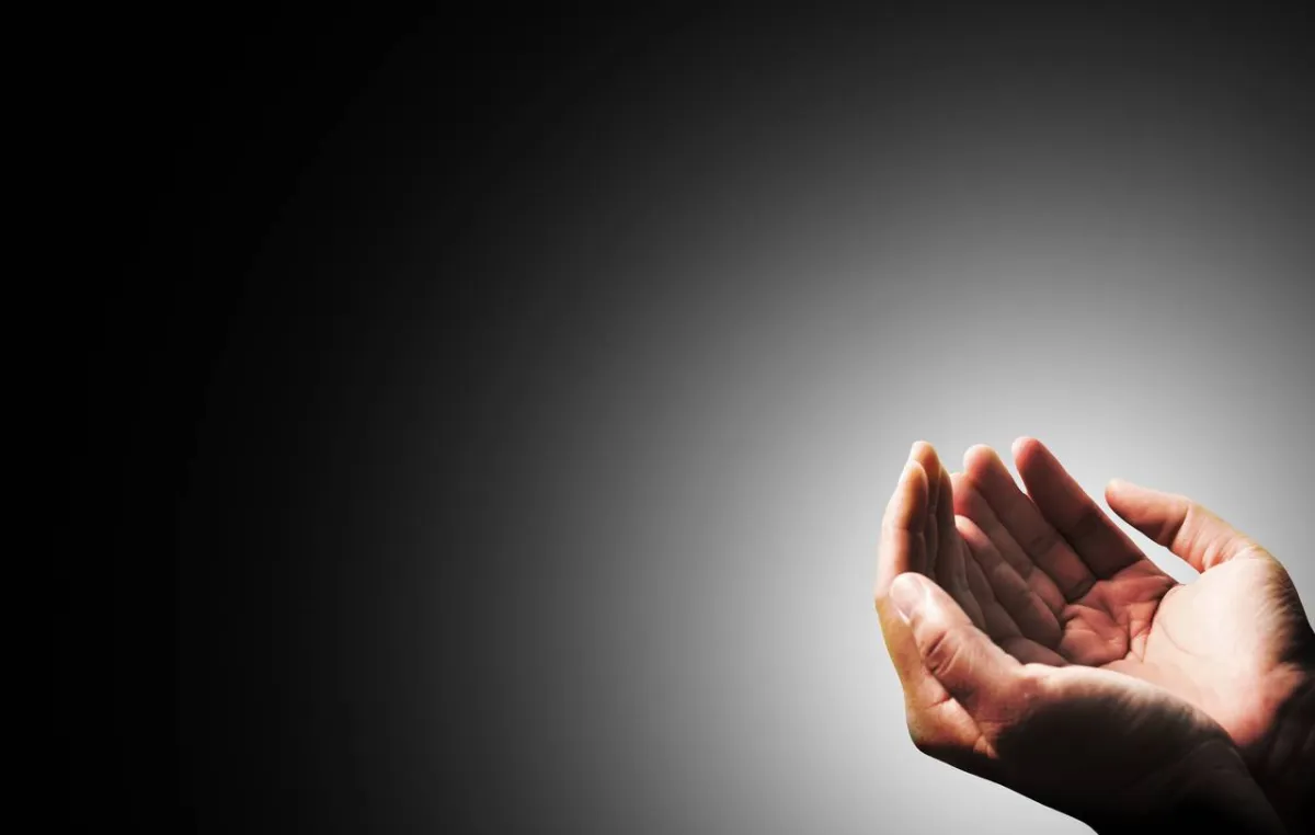 صورة لرجل يتعبد