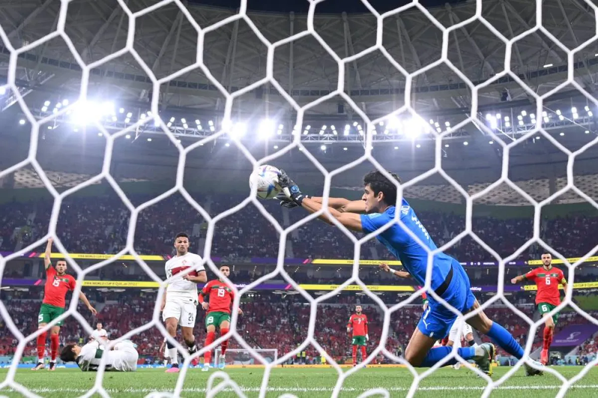 ياسين بونو يتصدى لكرات البرتغال - الصورة من حساب الفيفا