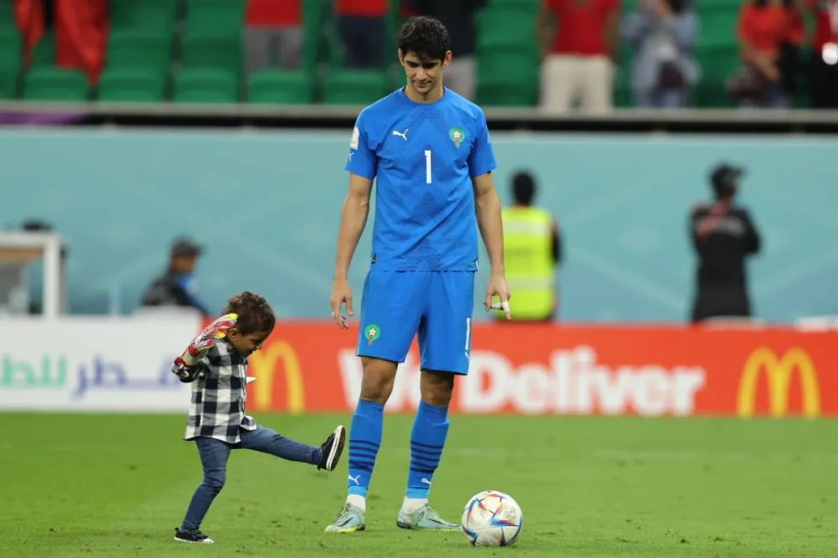 ياسين بونو مع ابنه بعد الفوز على البرتغال - الصورة من حساب الفيفا