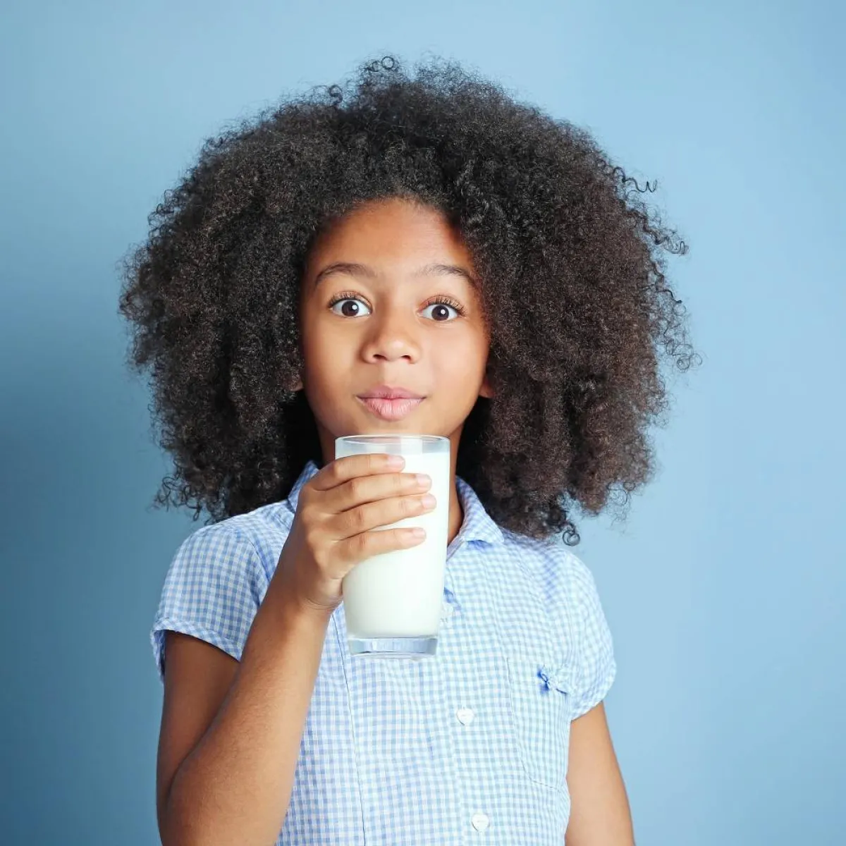 صورة لطفلة تتناول اللبن