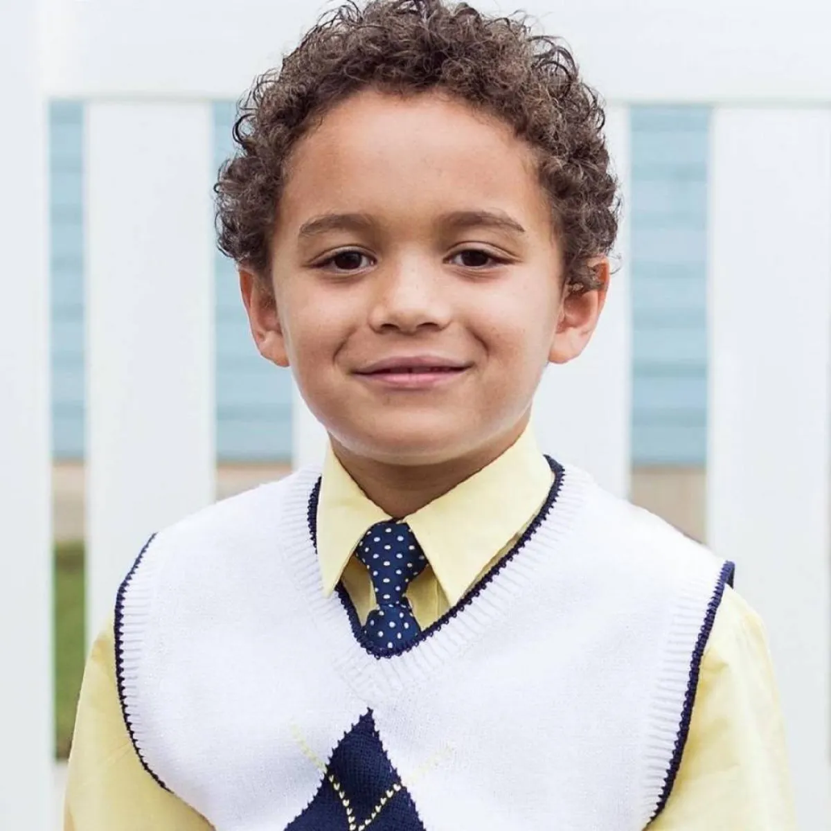 صورة لطفل يتمتع بالثقة والأخلاق