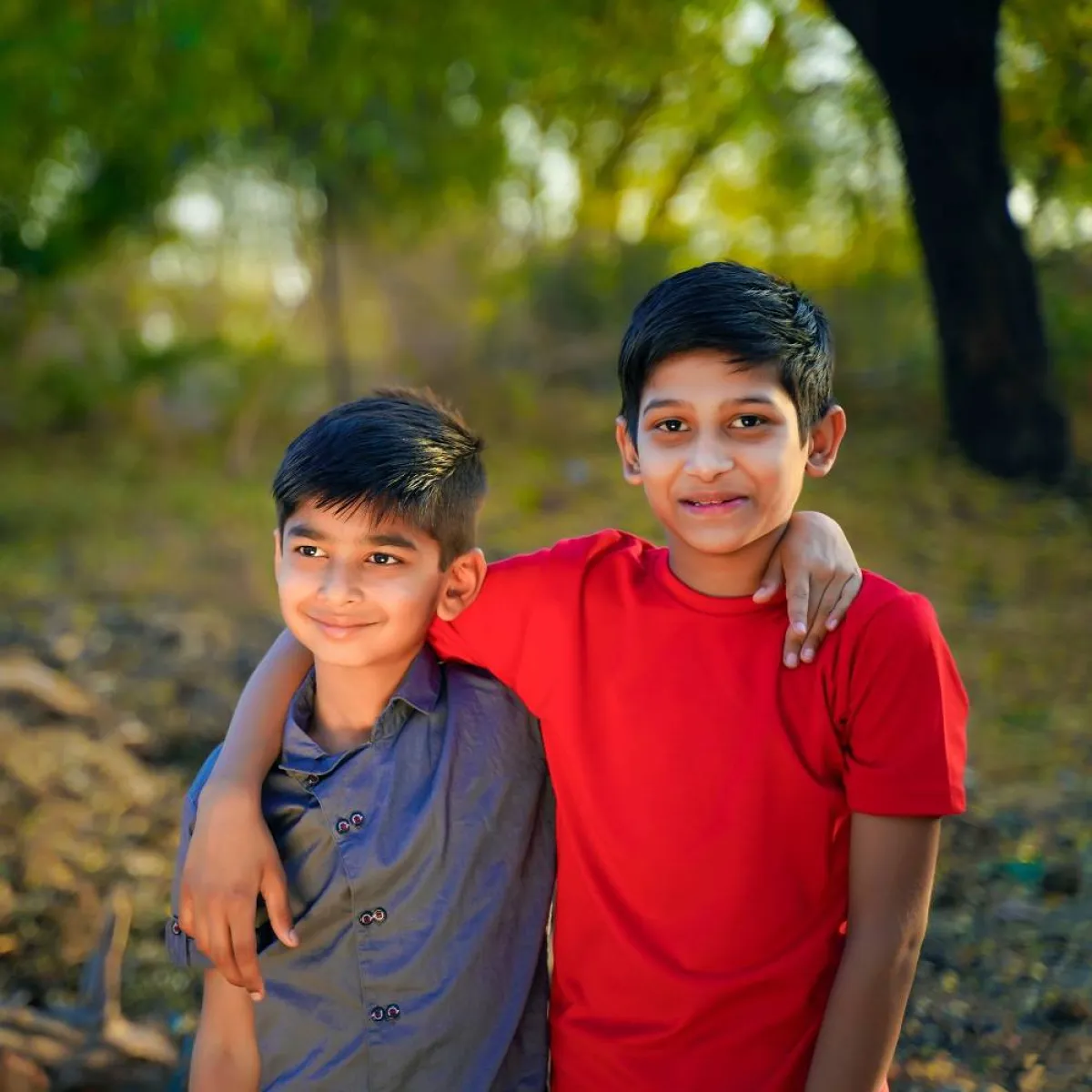 صورة لطفلين بينهما صحبة محببة