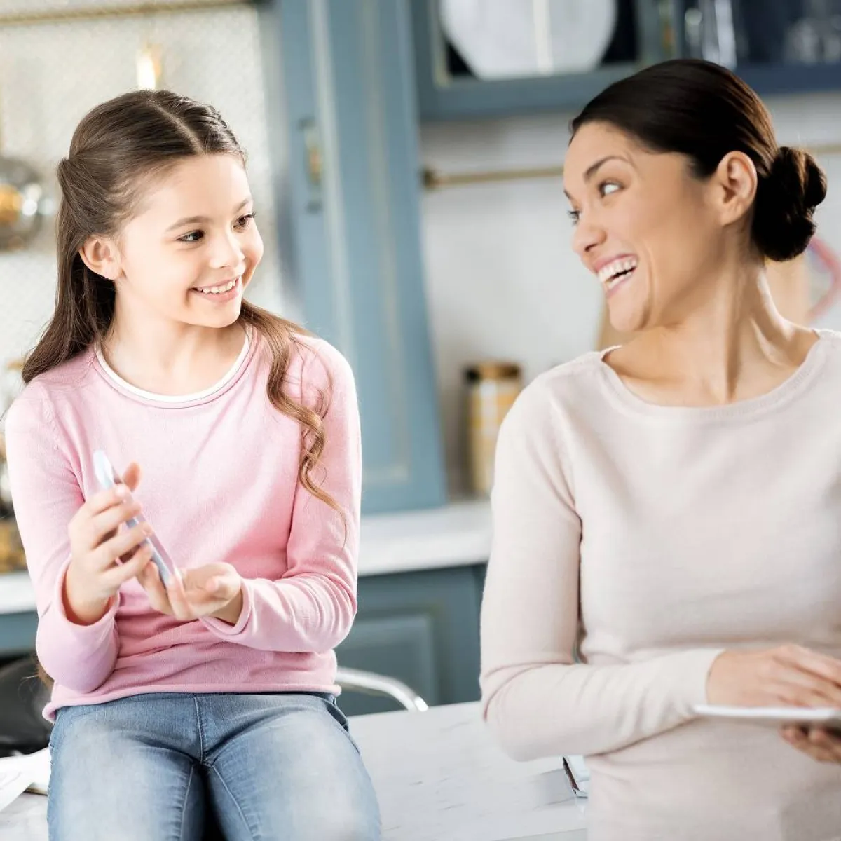 صورة تجمع بين الأم وابنتها