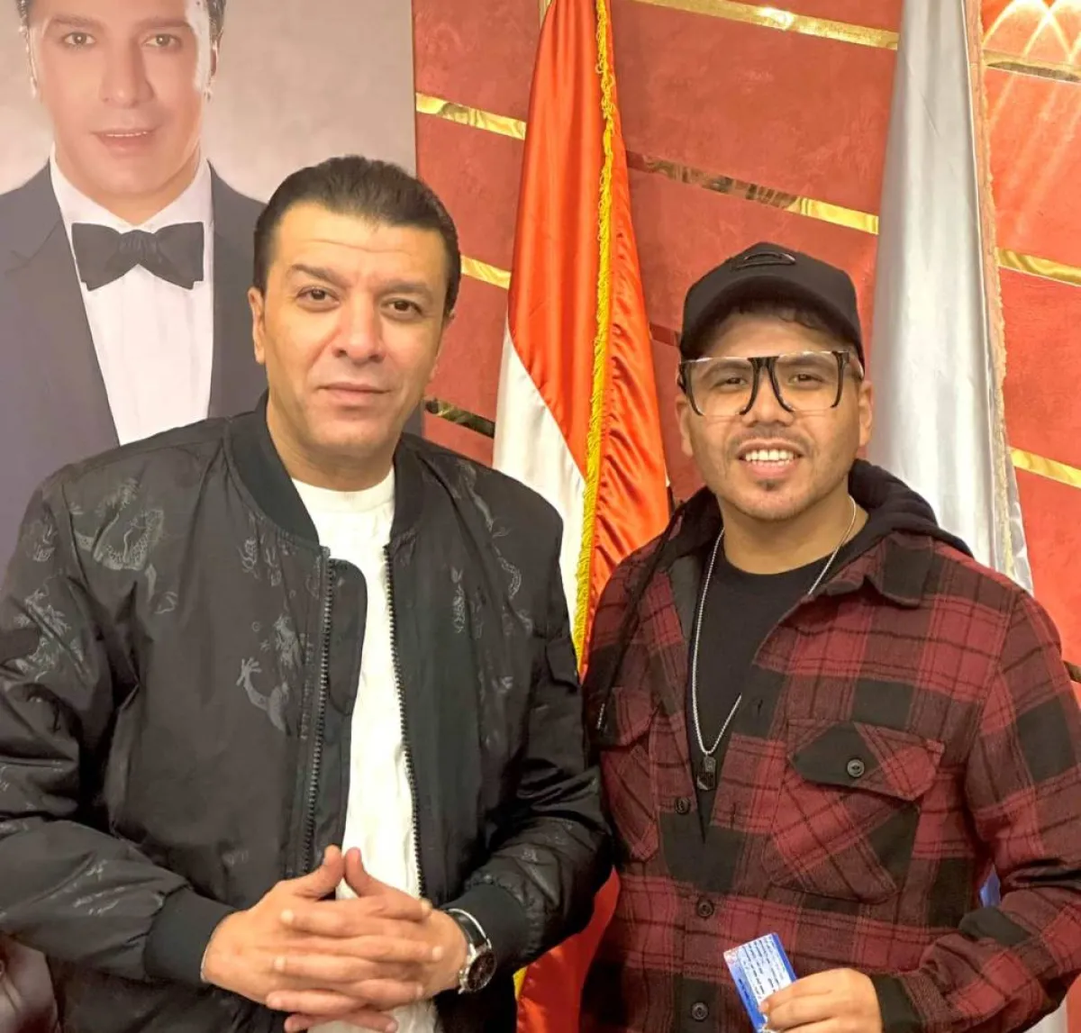 عمر كمال بعد انتهاء التحقيق برفقة نقيب الموسيقيين- الصورة من صفحة عمر كمال الرسمية على الفيس بوك