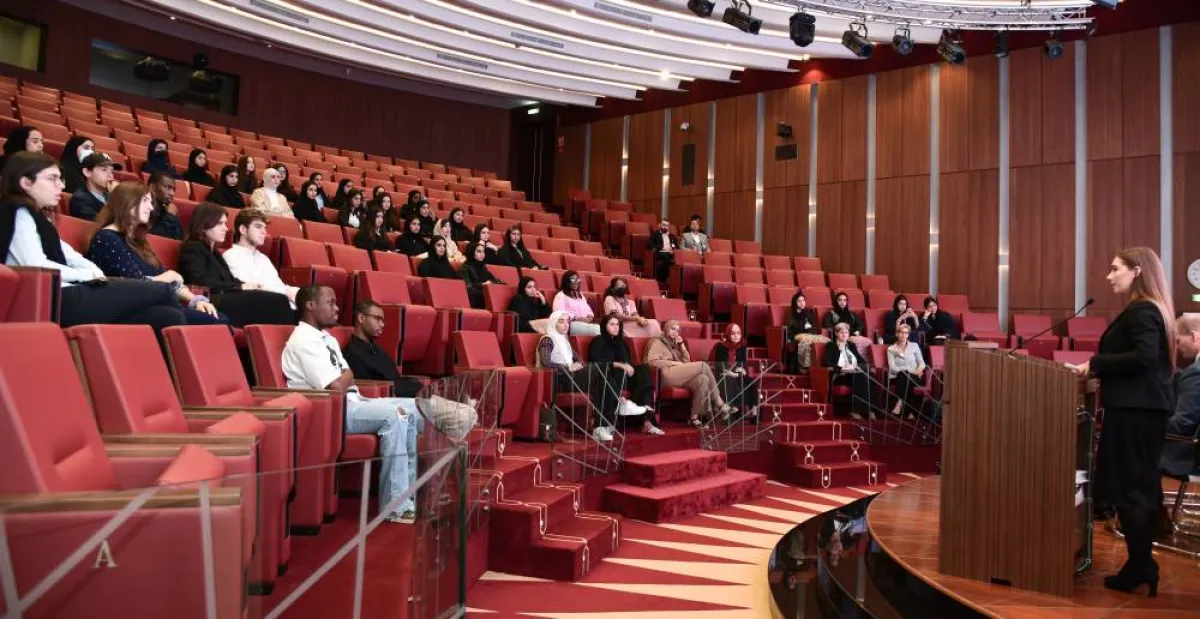 "قضاء أبوظبي" تعرف طلاب جامعة السوربون بالنظام القانوني. الصورة من "وام"