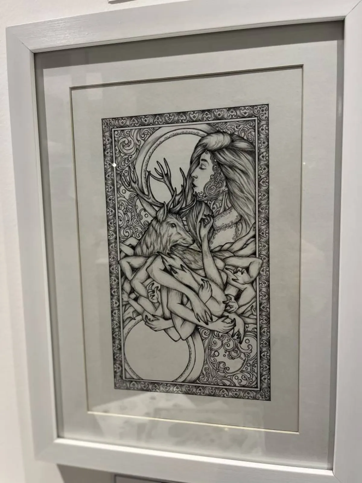 لوحة بالحبر من مدرسة الفن الحديث للفنان مهند بحاري - تصوير يارا طاهر