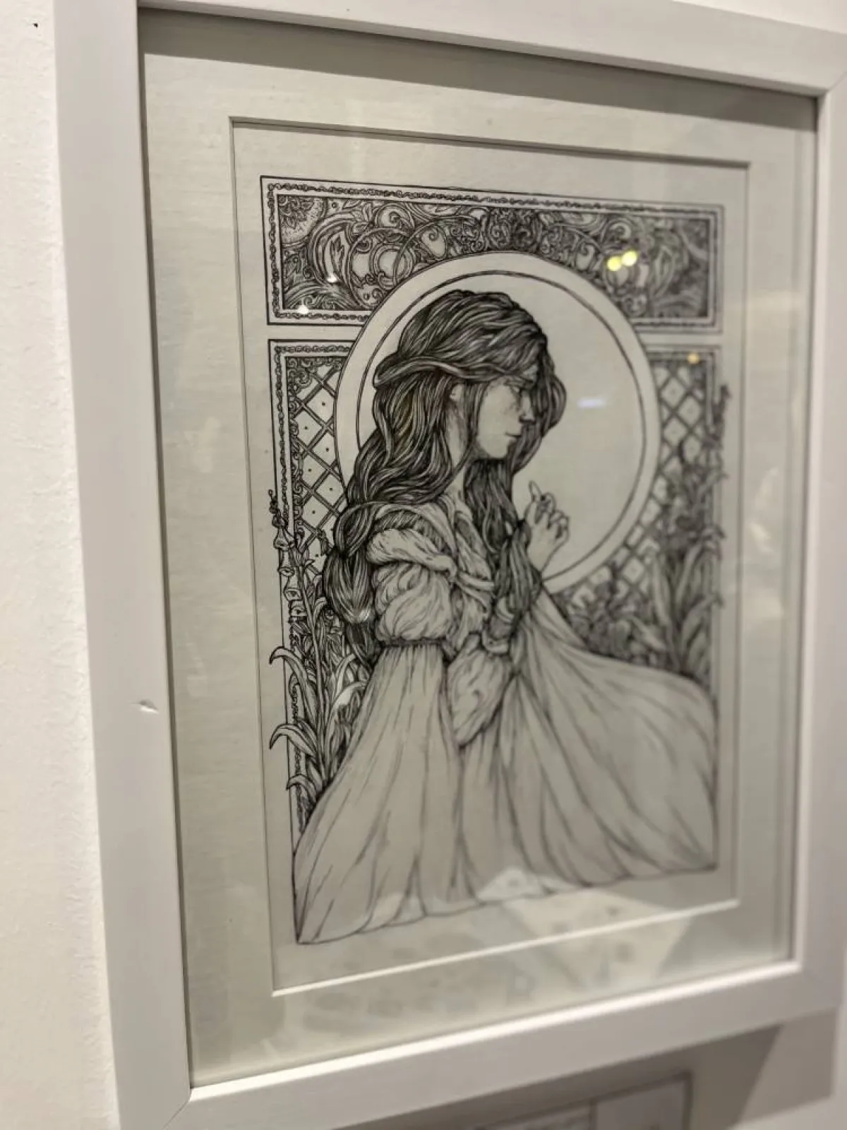 لوحة بالحبر من مدرسة الفن الحديث للفنان مهند بحاري - تصوير يارا طاهر