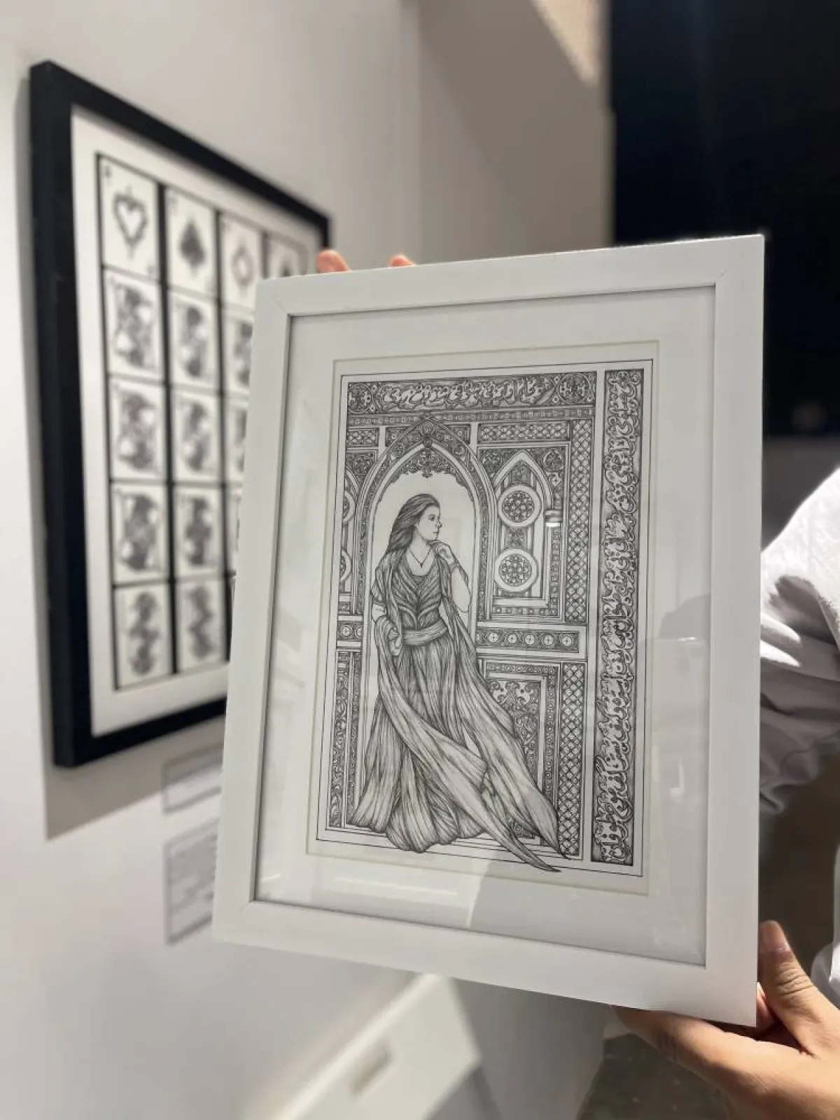 لوحة بالحبر من مدرسة الفن الحديث للفنان مهند بحاري - تصوير يارا طاهر