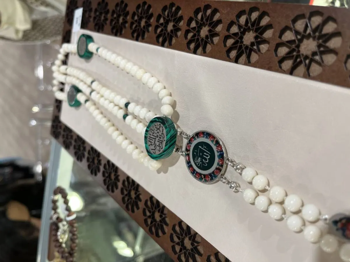 سبحة أحجار كريمة مكتوبة بالفضة من براند السبحة - 