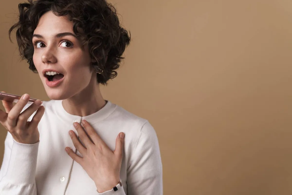 صورة لفتاة تتكلم عبر الهاتف