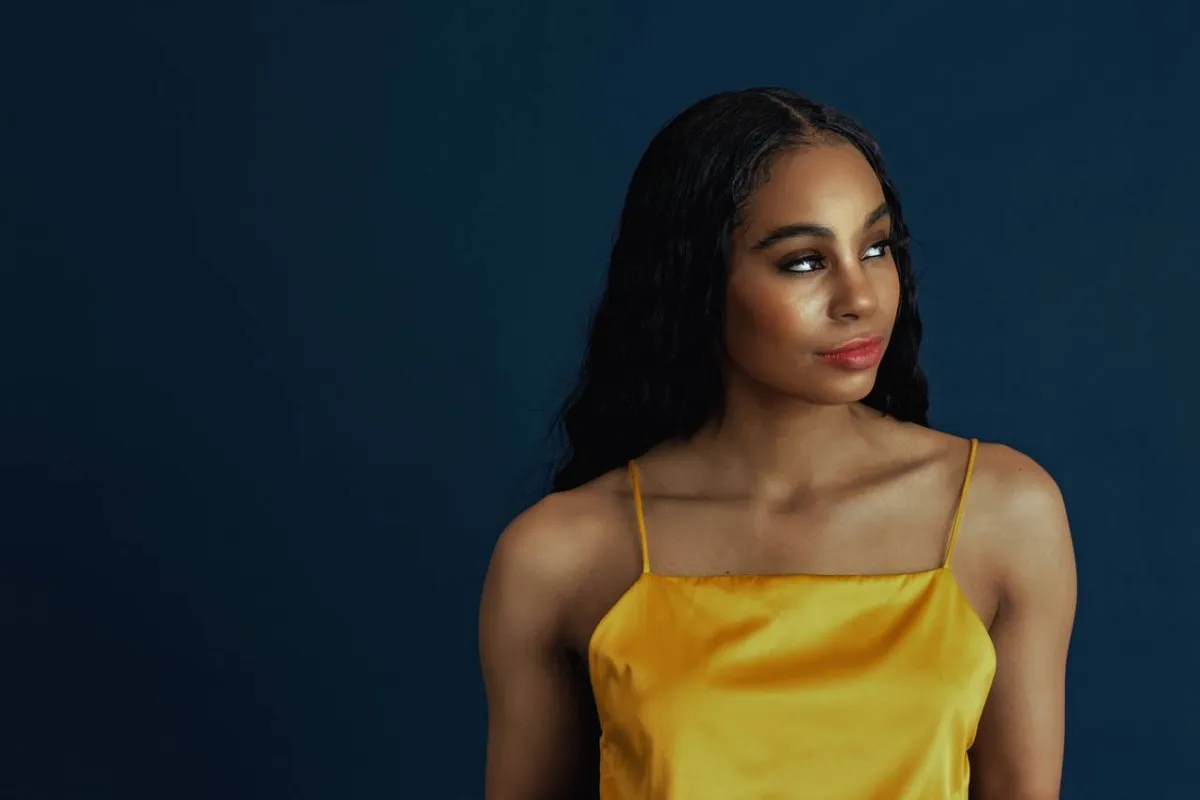 صورة لفتاة ذات شعر أسود