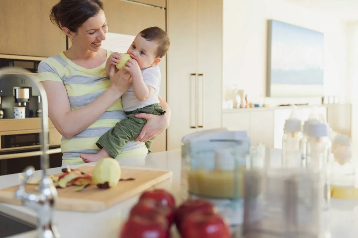 صورة لطفل صغير يأكل الفاكهة