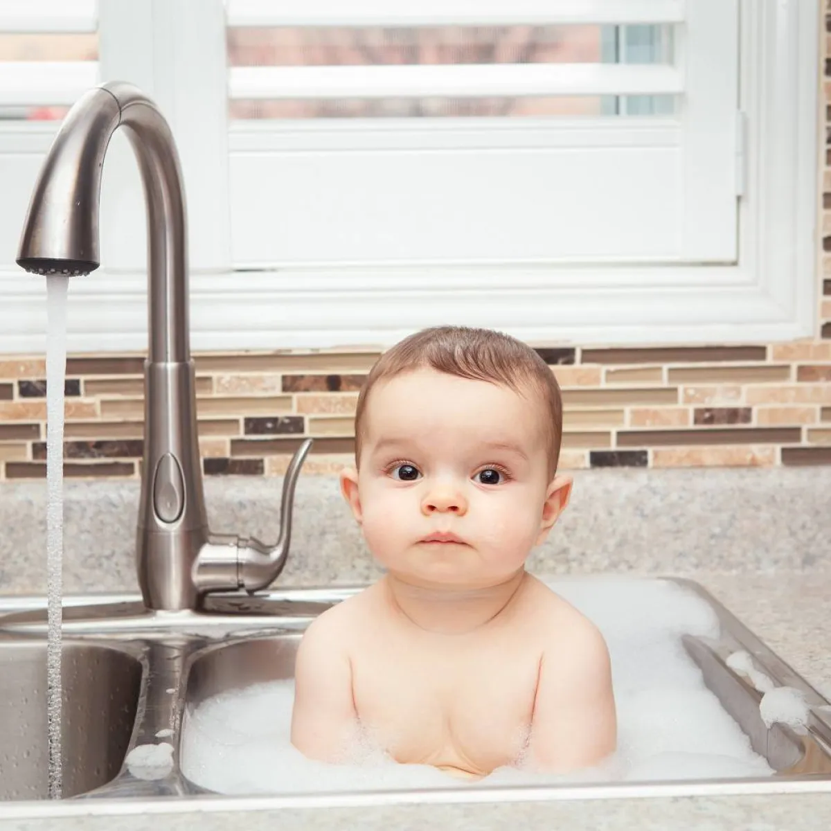 صورة لطفل يأخذ حماماً