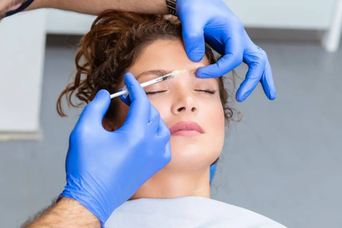 حقن الدهون الذاتية في الوجه لملء الخطوط الدقيقة واستعادة شباب البشرة