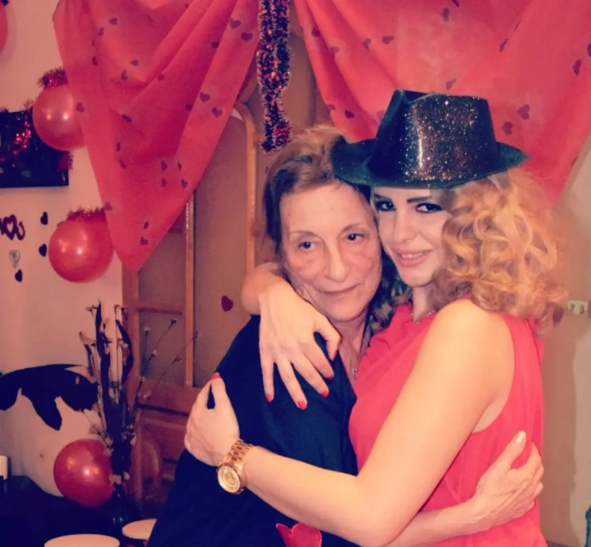 دنيا عبد العزيز ووالدتها الراحلة - الصورة من حساب دنيا على إنستغرام