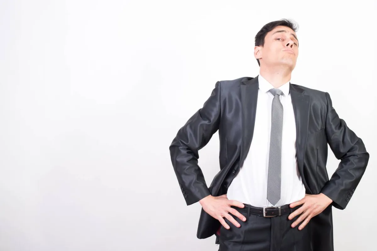 صورة لرجل متباهي