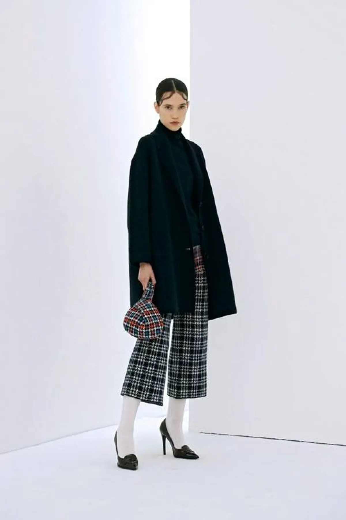 سروال باللونين الأسود والأبيض من ليبور جابالا "Lebor Gabala"