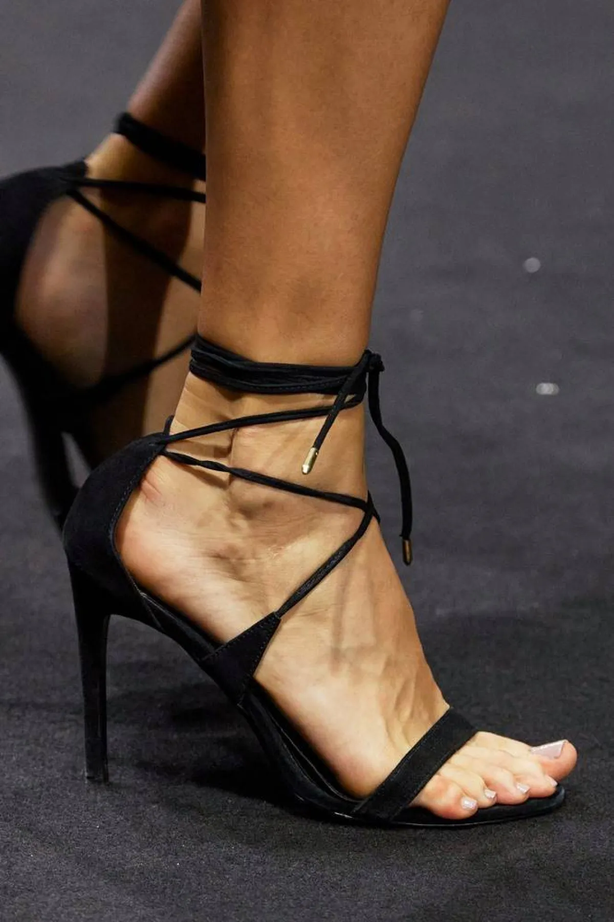 موديلات أحذية كعب عالٍ مزوّدة بالأربطة من سارة الطويم Sara Altwaim