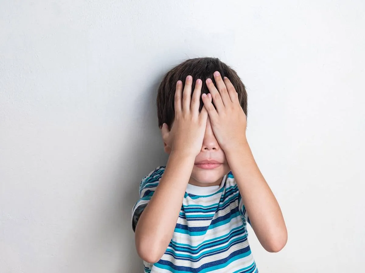 صورة لطفل يخبي عينيه