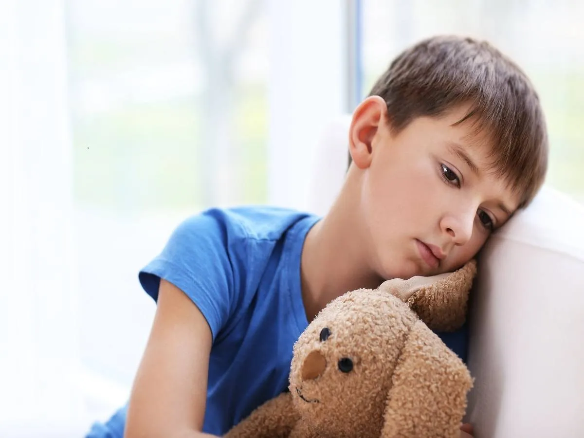 صورة لطفل يجلس وحيداً