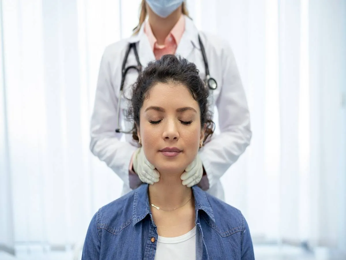 صورة لطبيبة تفحص امرأة مريضة