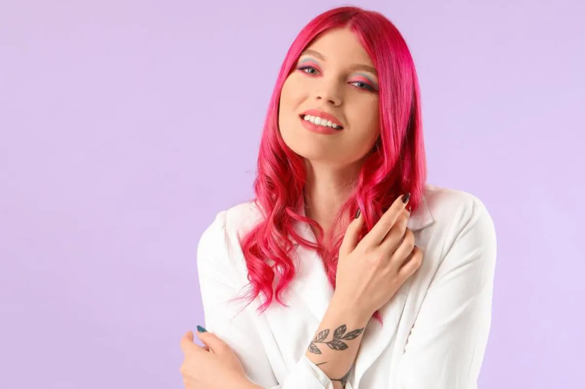 طريقة صبغ الشعر باللون الوردي في البيت