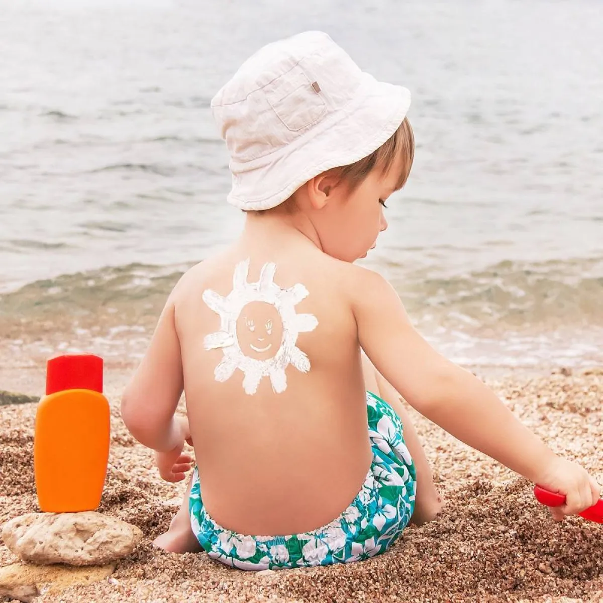 صورة لطفل يتمسك بحقه في اللعب