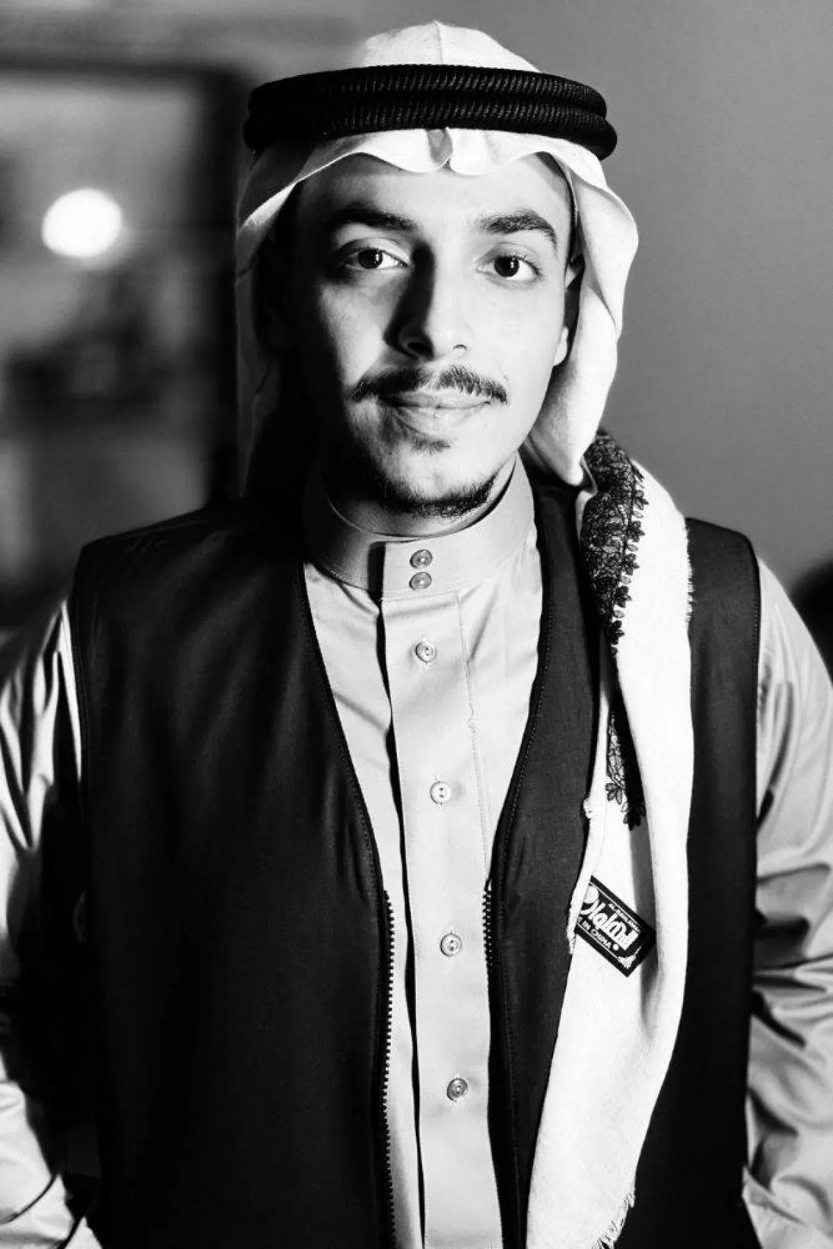 تظهر الصورة شخصية حازم الأهدل