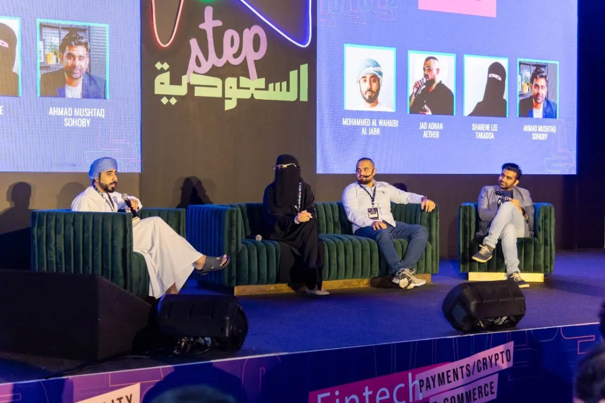 من الجلسات الحوارية