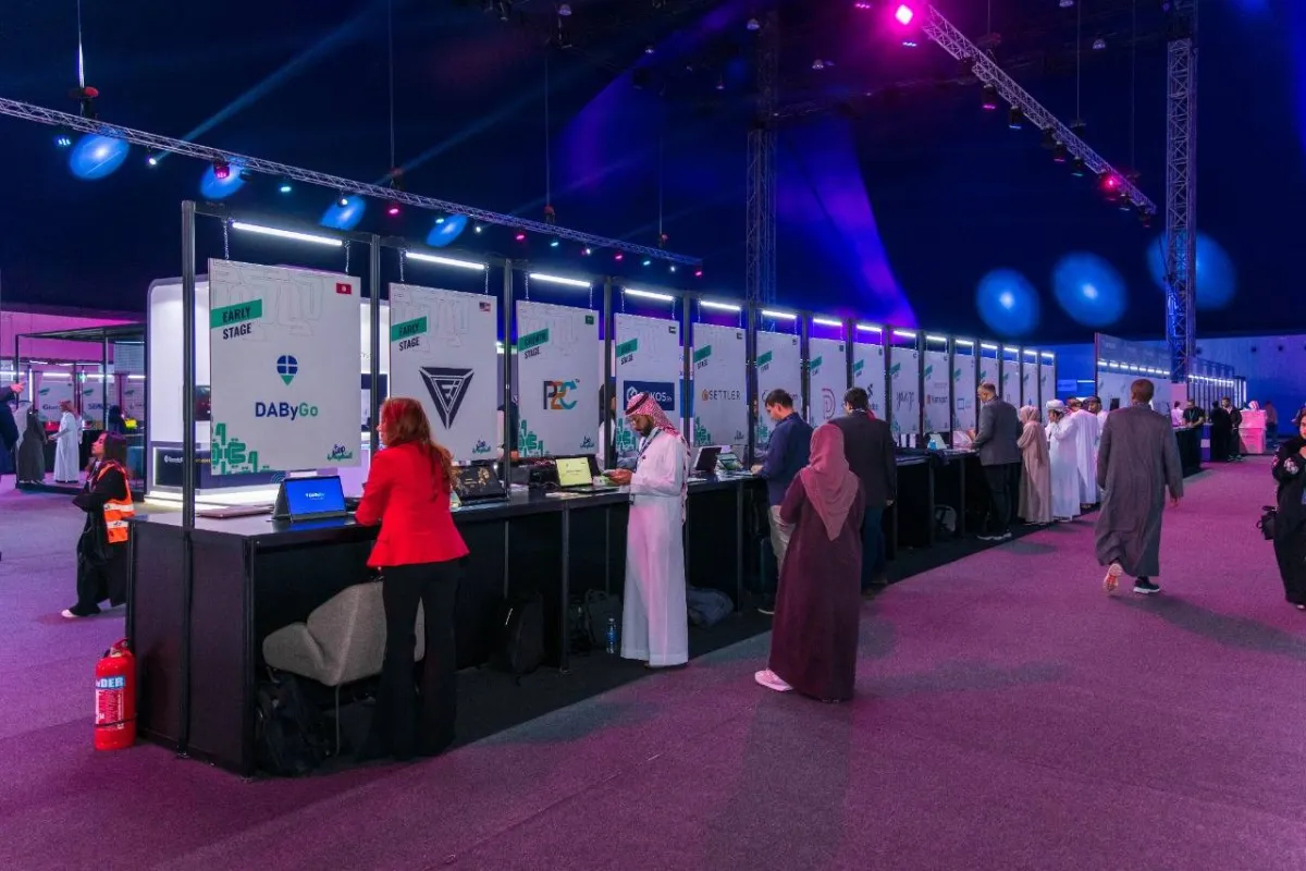 الزوار يطلعون على أجنحة الشركات