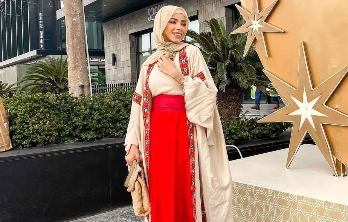 تنسيق اللون الأحمر من وحي منة السني