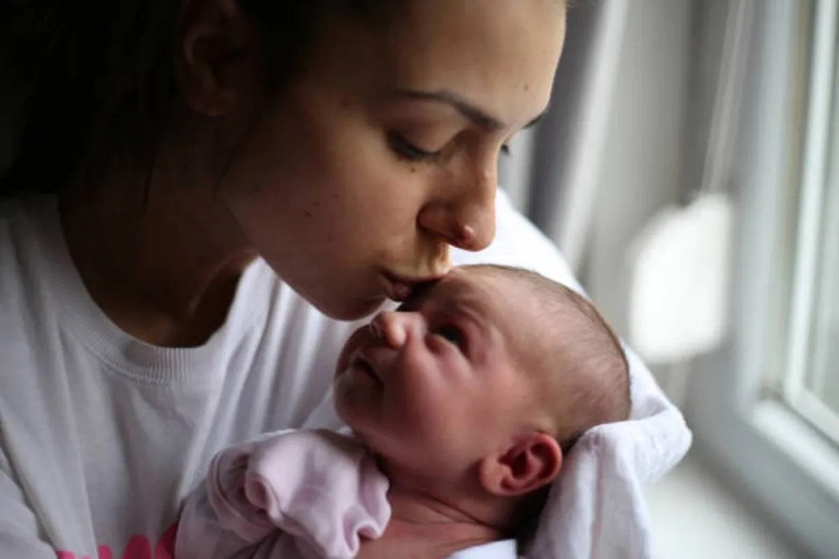 صورة لأم تلامس مولودها