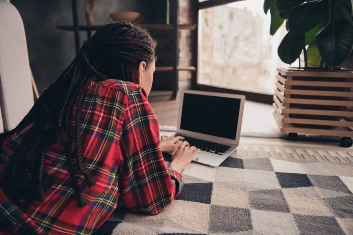 صورة الأم مشغولة بالكمبيوتر