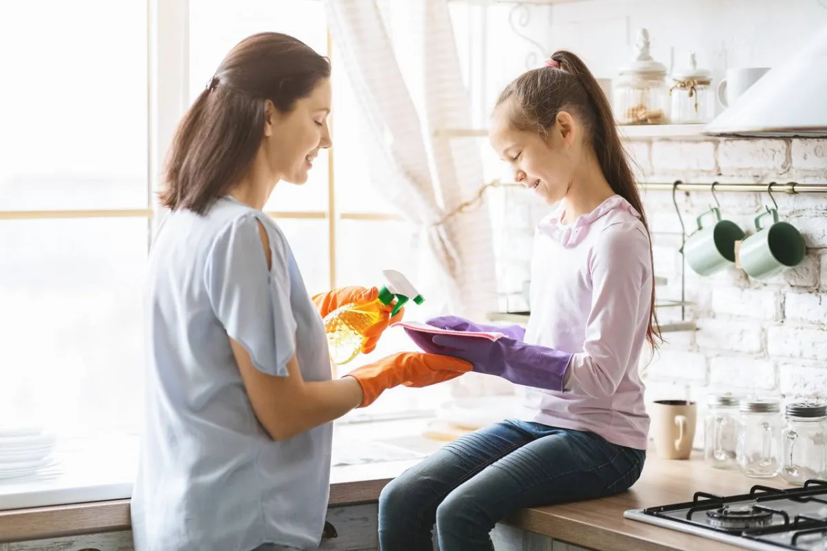 صورة طفلة تساعد أمها في المطبخ